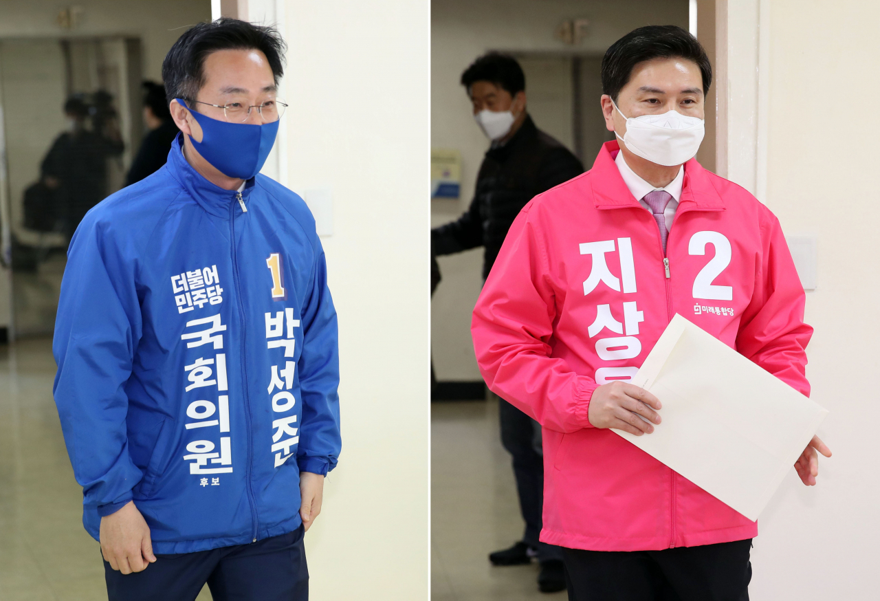 제21대 총선에서 서울 중구·성동구을에 출마하는 박성준 더불어민주당 후보(사진 왼쪽)와 지상욱 미래통합당 후보가 지난달 26일 오전 서울 종로구선거관리위원회에서 후보 등록을 위해 입장하고 있다. [연합]