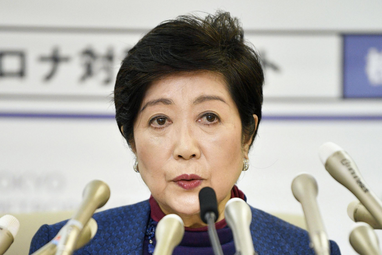 유리코 코이케 도쿄도지사가 25일(현지시간) 코로나19 사태와 관련 긴급기자회견을 하고 있다. [AP]