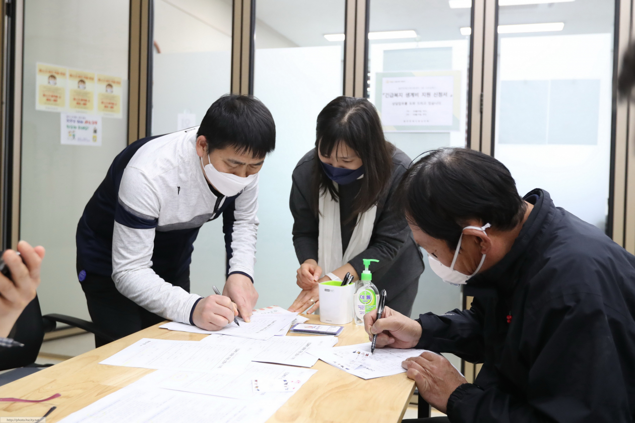 화성시 발안상인연합회가 재난생계수당을 접수받고 있다. [화성시 제공]