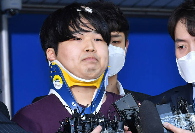 인터넷 메신저 텔레그램에 '박사방'을 열고 미성년자를 포함한 여성들을 대상으로 성 착취 범죄를 저지른 일명 ‘박사’ 조주빈이 지난 25일 오전 검찰로 송치되기 전 서울 종로경찰서에서 취재진의 질문에 답하고 있다. 이상섭 기자/babtong@heraldcorp.com