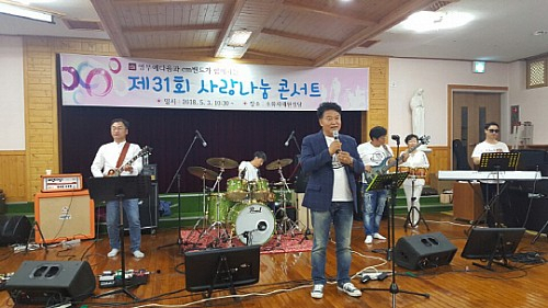 박재홍 대한주택건설협회장(사진 가운데)이 CM밴드에서 활동하고 있는 모습. [영무건설 제공]