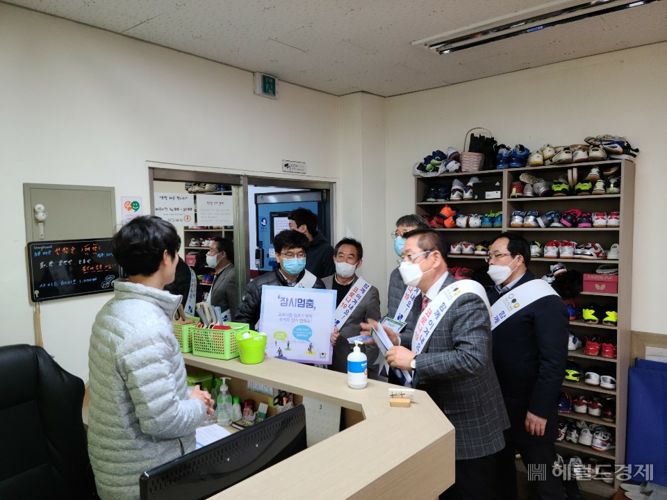 강남구청 직원이 실내골프장을 찾아 방역 등 코로나19 예방 조치를 점검 하고 있다. [강남구 제공]
