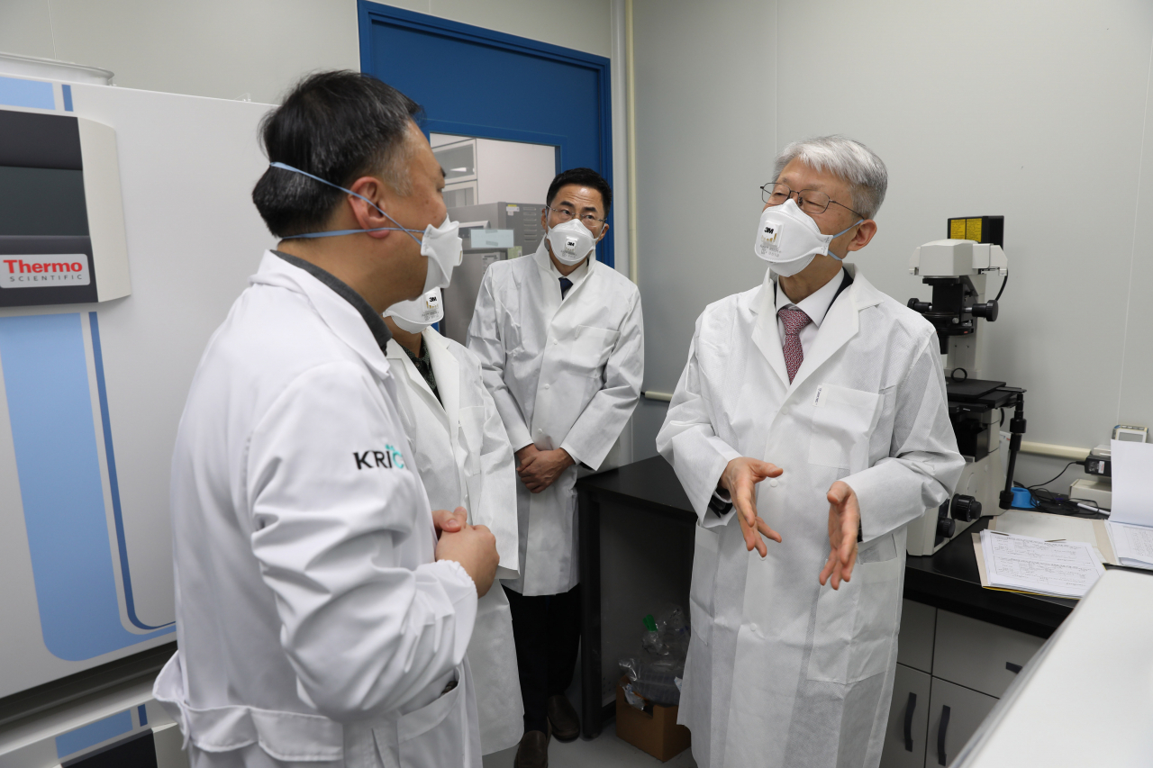 최기영 과학기술정보통신부 장관이 26일 오후 대전광역시 유성구 한국화학연구원을 방문해 약물재창출 현장시설 및 백신 개발 연구 현장을 시찰하고 있다.[과학기술정보통신부 제공]