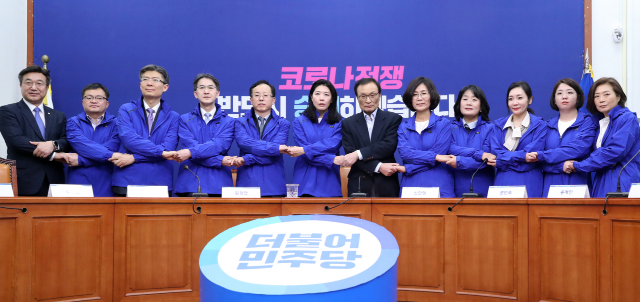 이해찬 더불어민주당 대표가 26일 국회 당대표회의실에서 더불어민주당이 주도하는 비례대표용 연합정당 더불어시민당 비례대표 후보자들과 기념촬영을 하고 있다. [연합]