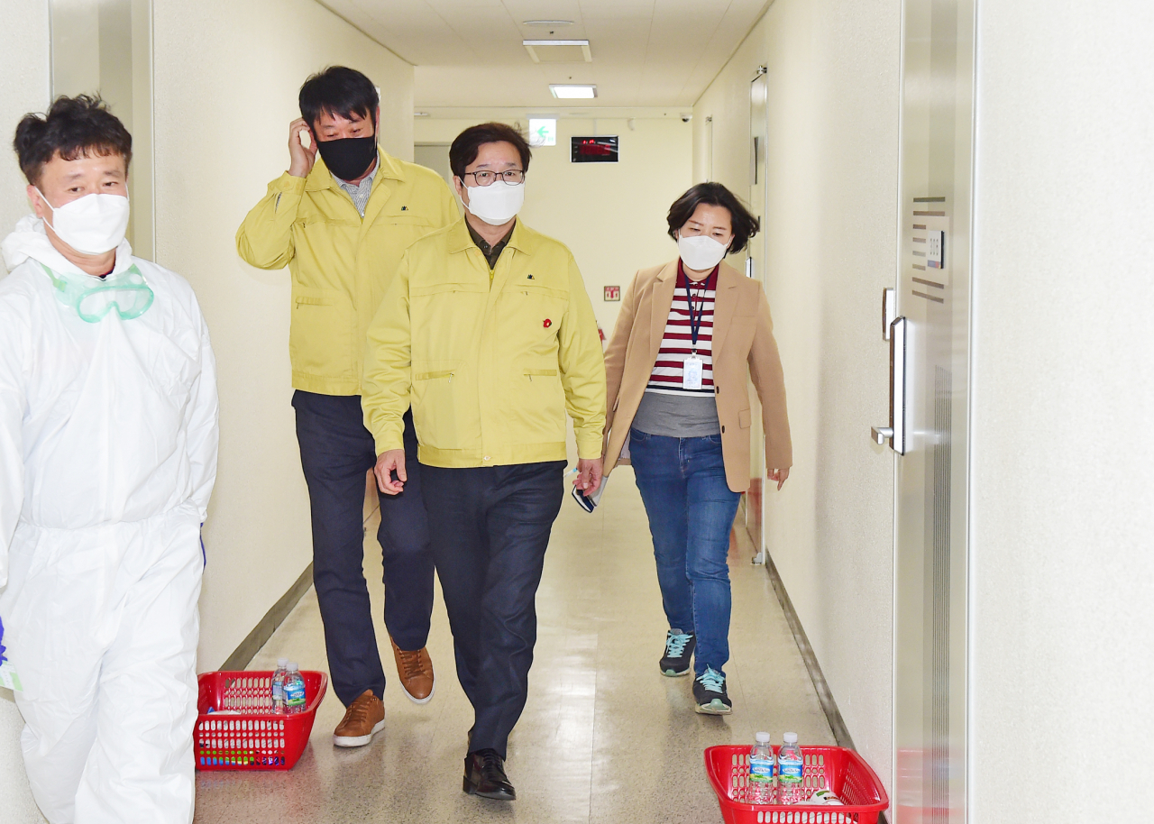 염태영 시장이 해외입국자 임시생활시설인 선거관리위원회 선거연수원을 점검하고 있다. [수원시 제공]
