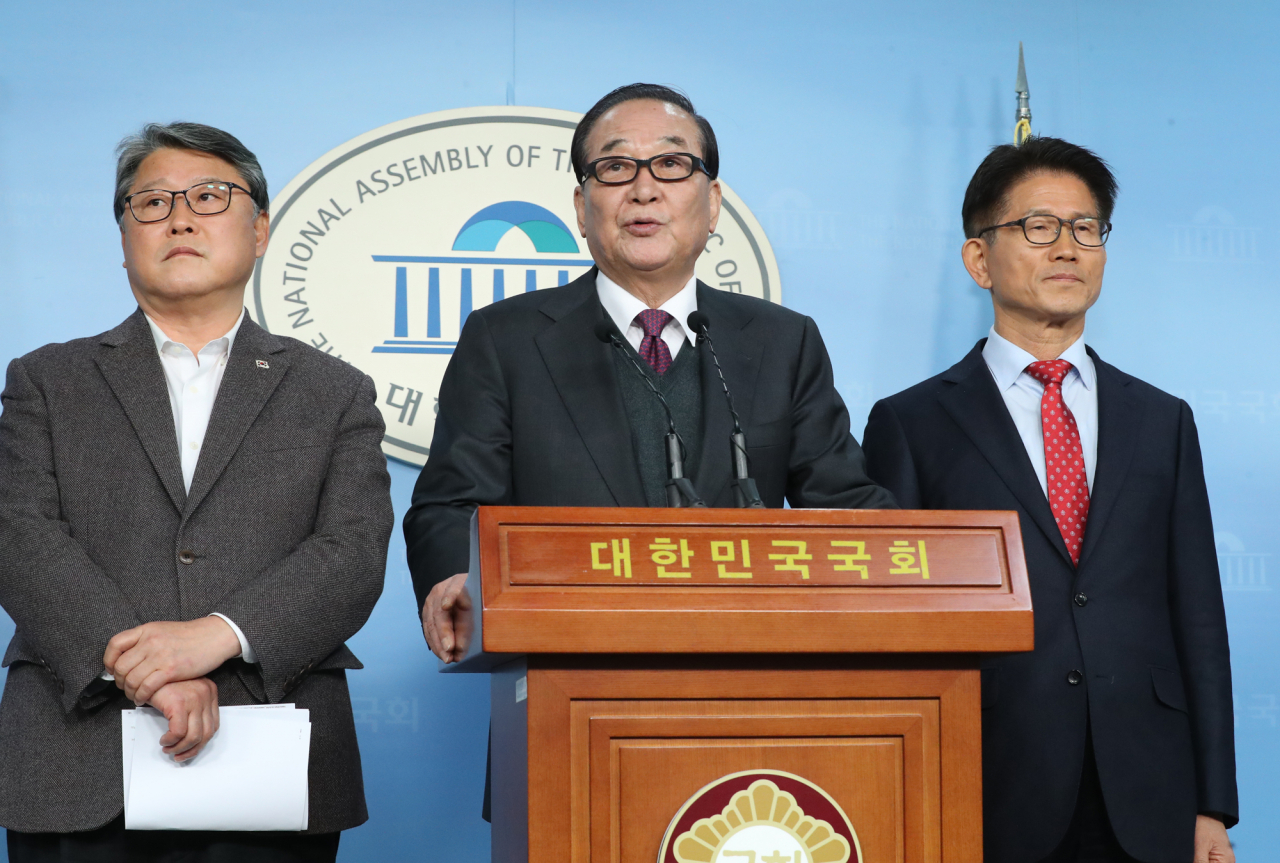자유공화당 김문수(오른쪽), 조원진(왼쪽) 공동대표와 서청원 의원이 4일 오후 국회 정론관에서 박근혜 전 대통령의 "거대 야당 중심으로 힘을 합쳐 달라"는 옥중서신과 관련 기자회견을 하고 있다. [연합]