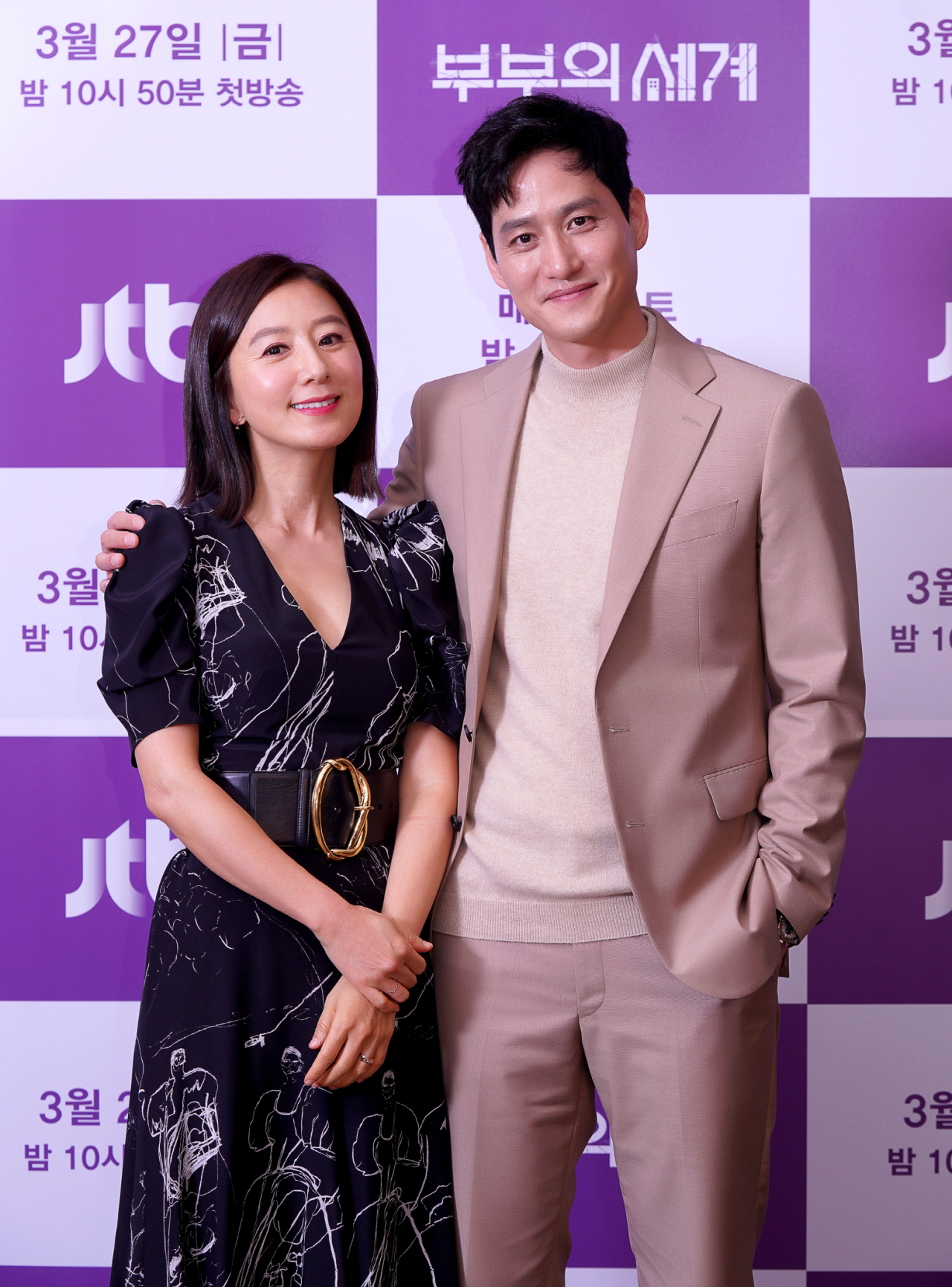 Kim Hee-ae and Park Hae-joon pose for picture before the press conference on Thursday. (JTBC)
