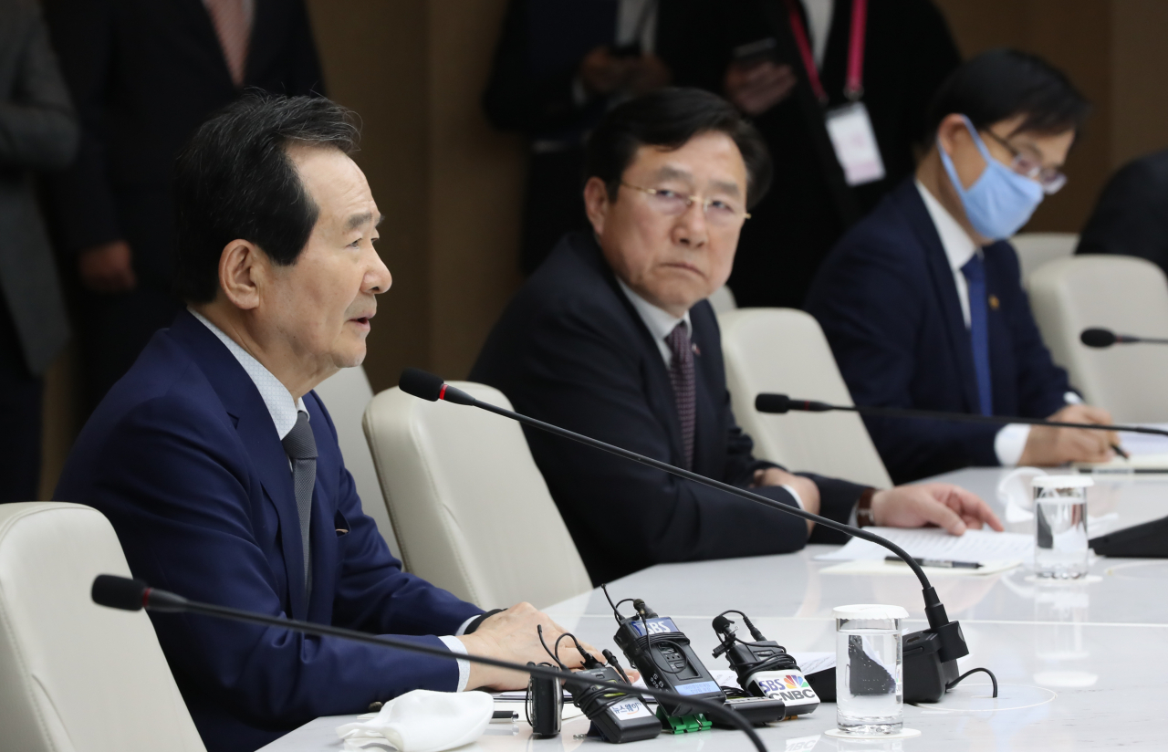 정세균(왼쪽 첫번째)국무총리가 26일 오후 서울 중구 대한상의에서 열린 '코로나19 극복을 위한 경제단체 간담회'를 주재하고 있다. [연합]