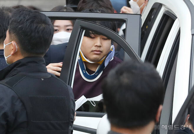 [헤럴드경제=이상섭 기자] '박사방' 운영자 조주빈(25)이 25일 서울 종로구 종로경찰서 유치장에서 나와 검찰로 송치되고 있다..babtong@heraldcorp.com