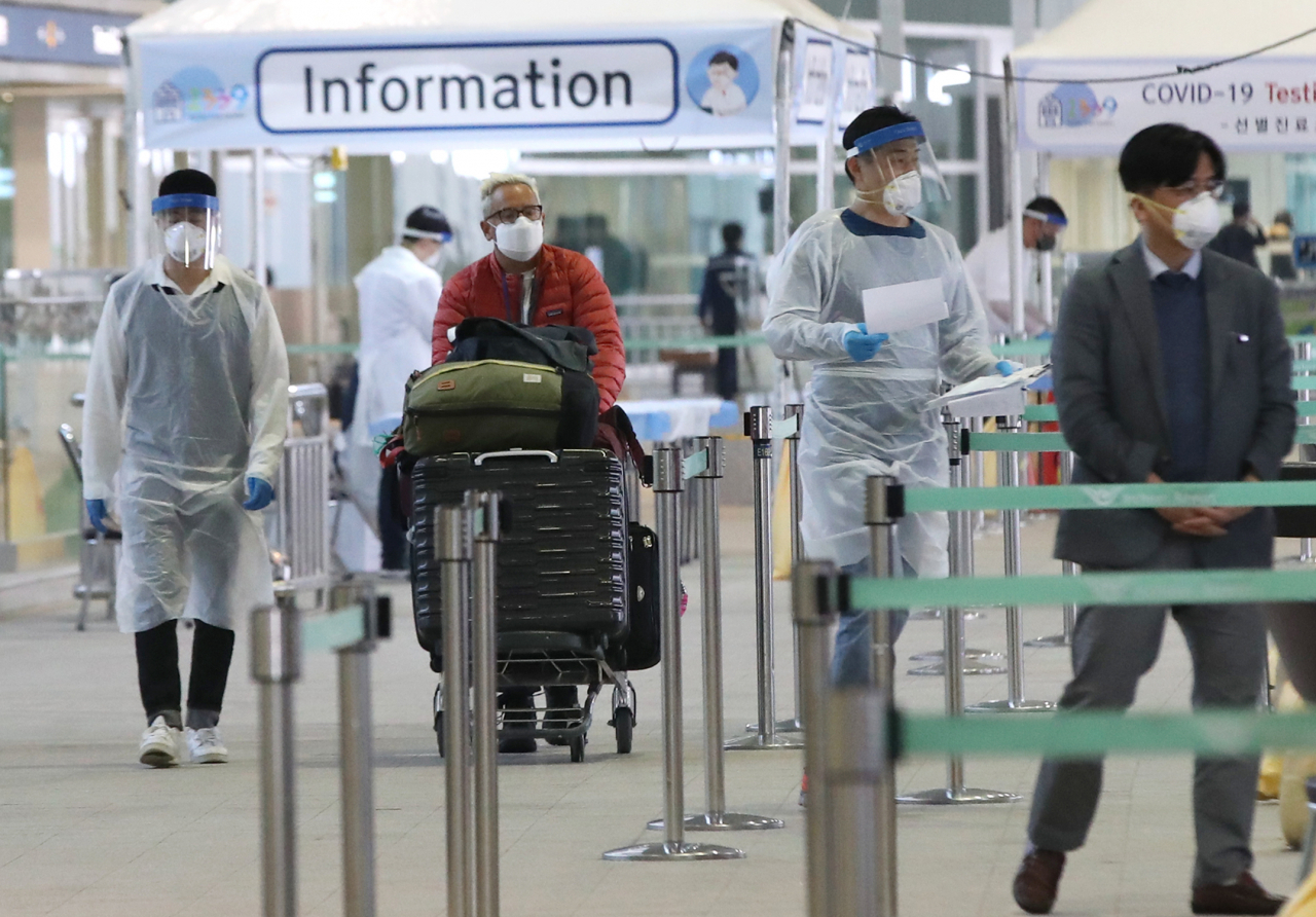 26일 오후 인천국제공항 2터미널 옥외공간에 설치된 개방형 선별진료소(오픈 워킹스루형·Open Walking Thru) 모습으로 기사 내용과 관련 없음. [연합]