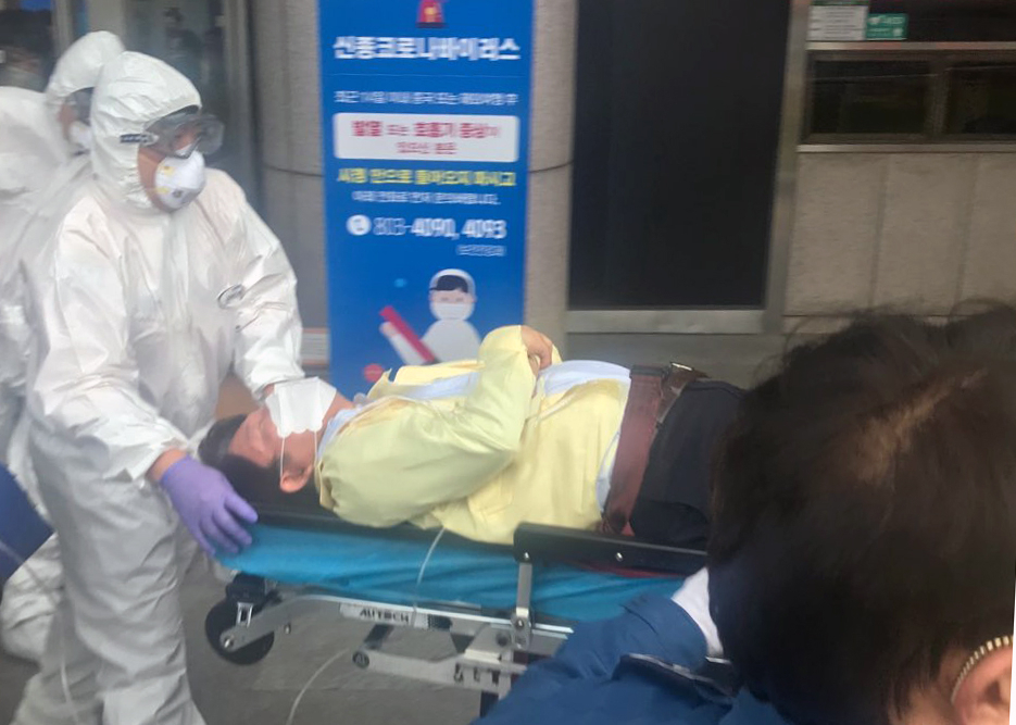 26일 대구시의회에서 임시회를 마치고 실신한 권영진 대구시장이 119구급대원에 의해 구급차로 옮겨지고 있다. [연합]