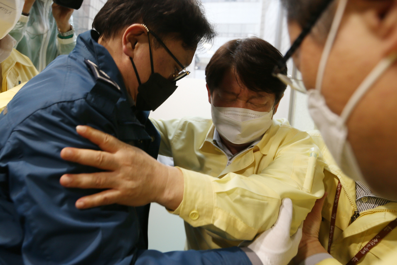 권영진 대구시장이 26일 오후 대구시의회에서 열린 273회 임시회 본회의를 마치고 퇴장하던 중 이진련 시의원(더불어민주당)의 질타를 듣다 어지럼증을 호소하며 쓰러지고 있다. [연합]