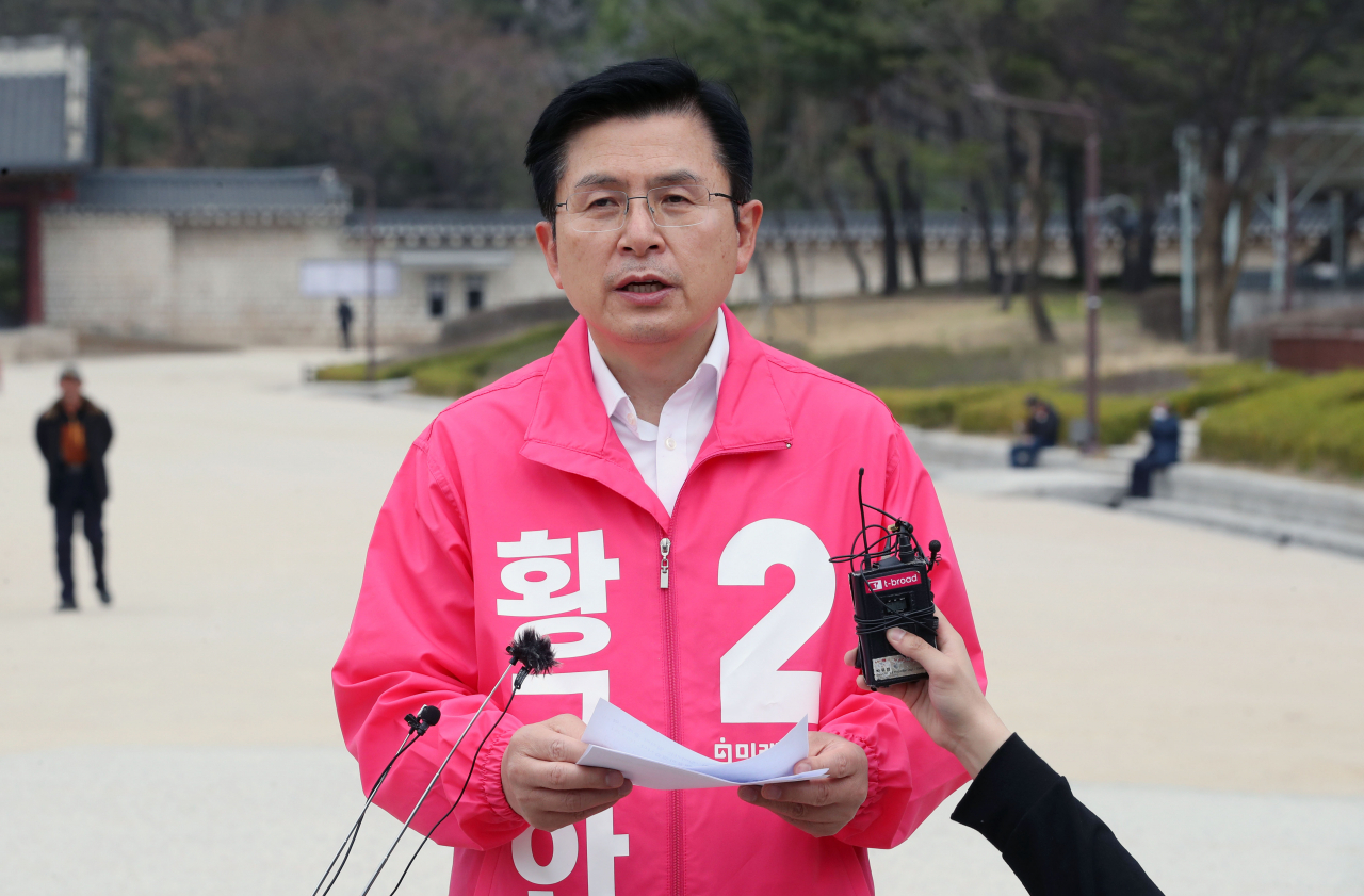 제21대 총선에서 서울 종로구에 출마하는 미래통합당 황교안 대표가 26일 오후 종로구 종묘광장공원 입구에서 복지 공약을 발표하고 있다. [연합]