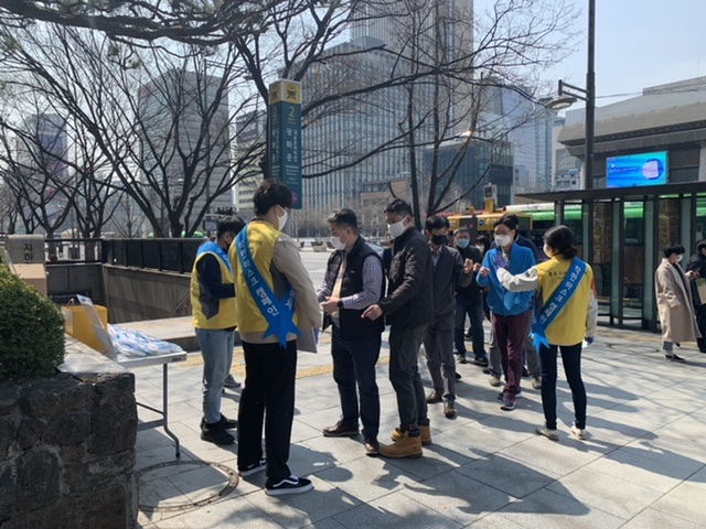 착한 마스크 나눔 자원봉사 캠페인 활동 모습. [종로구 제공]