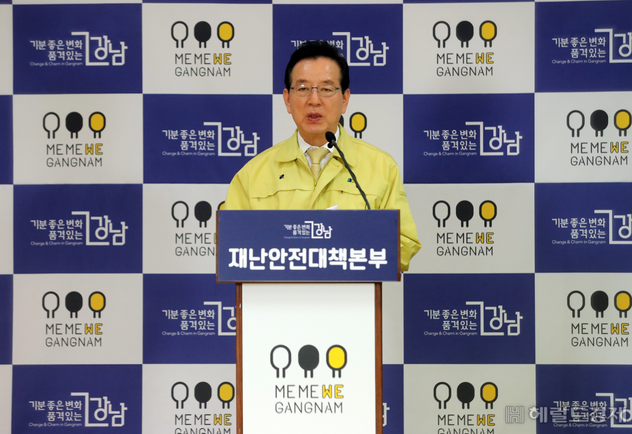 정순균 강남구청장이 26일 코로나19 긴급브리핑을 하고 있다. [강남구 제공]