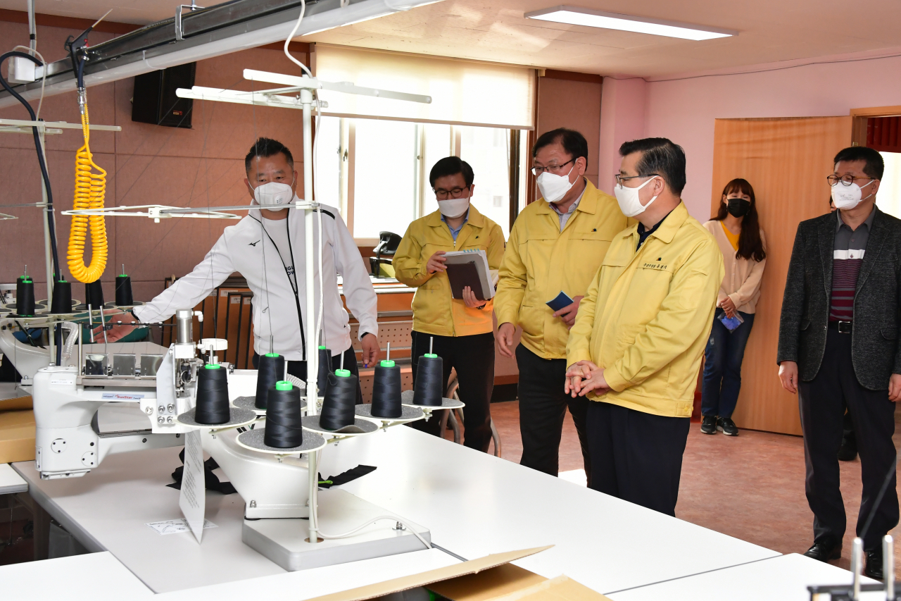 류경기 중랑구청장이 국민안심마스크를 제작하고 있는 지역 내 업체를 둘러보고 있다. [중랑구 제공]