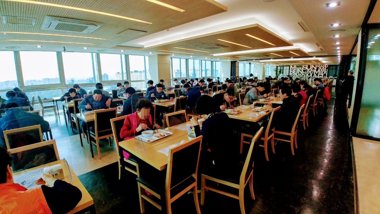 수원시 공직자들이 투명 칸막이가 설치된 구내식당에서 식사하고 있다. [수원시 제공]