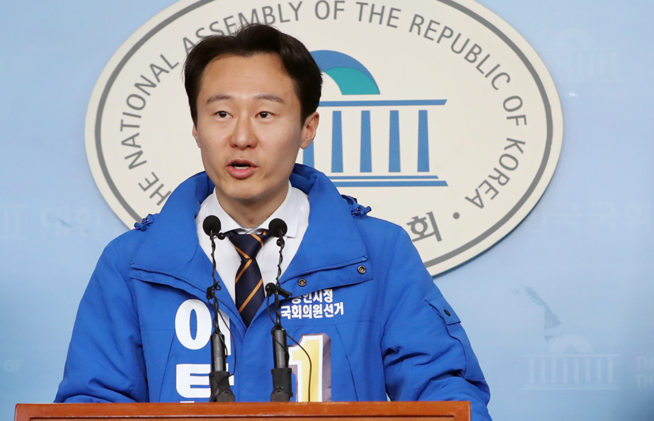 이탄희 전 판사가 12일 서울 여의도 국회 정론관에서 경기 용인정 출마 선언을 하고 있다. [연합]