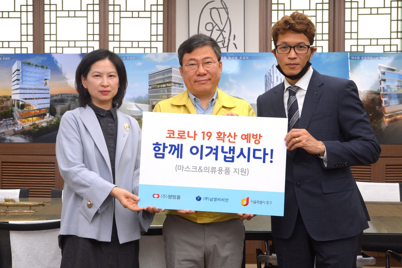 이규화(맨 왼쪽부터) 남영비비안 대표, 서양호 중구청장, 김세호 쌍방울 부사장이 면마스크 및 양말 기증식 이후 기념사진을 촬영하고 있다. [중구 제공]
