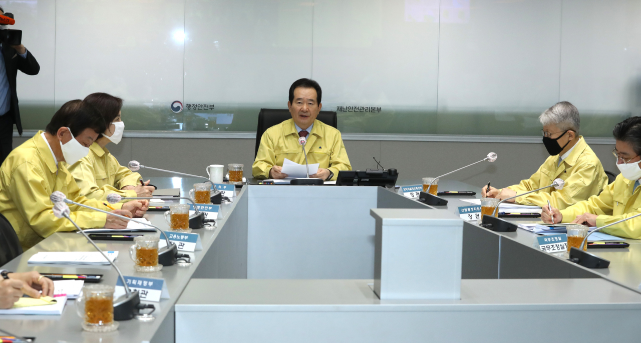 정세균(가운데) 국무총리가 27일 오전 정부서울청사에서 열린 코로나19 대응 중앙재난안전대책본부 회의에서 발언하고 있다. [연합]