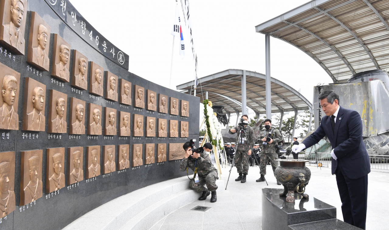 정경두 국방부 장관이 26일 평택 해군2함대사령부에서 열린 제10주기 천안함 추모식에 참석하고 있다.[사진=국방부]