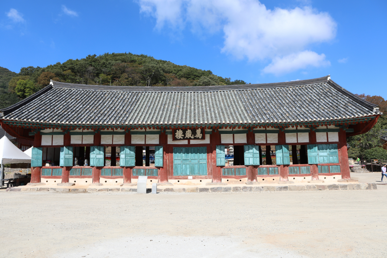 보물 지정 예고된 고창 선운사 만세루. 국내 사찰 누각 중 가장 큰 규모이다.