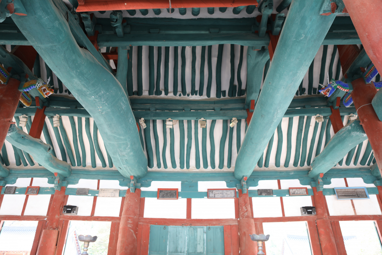 만세루 대들보