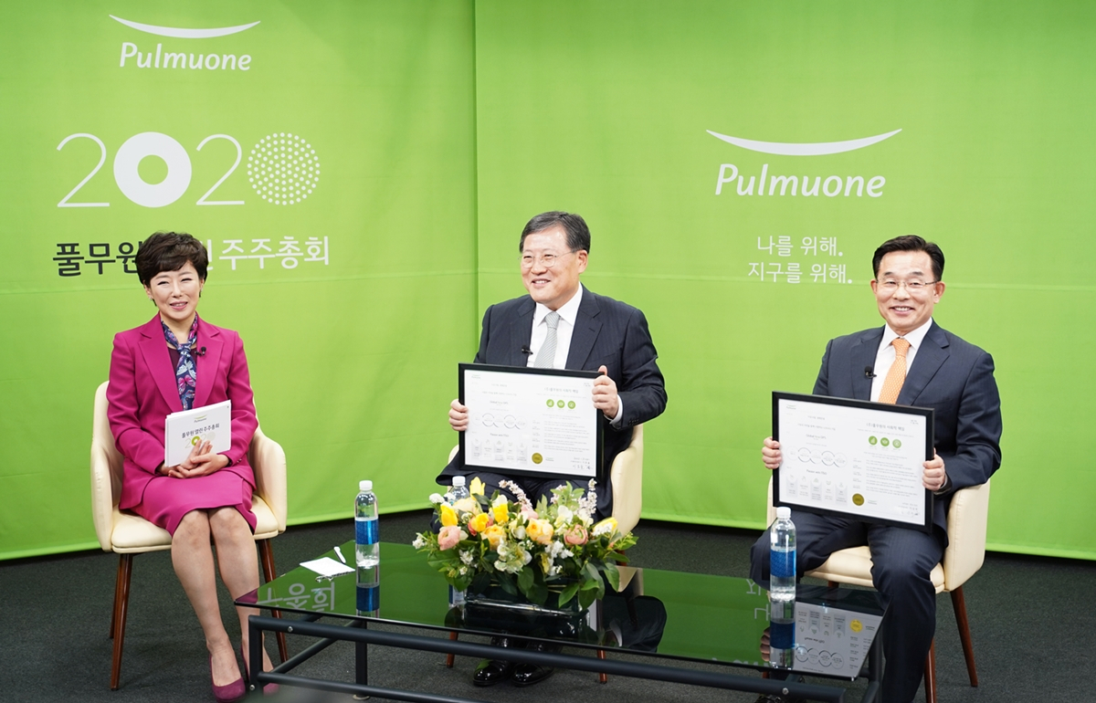지난 23일 풀무원 본사 스튜디오에서 진행된 열린토론회 사전 녹화에 참석한 이효율 풀무원 대표(사진 가운데)와 이상부 전략경영원장(오른쪽 첫 번째) [제공=풀무원]