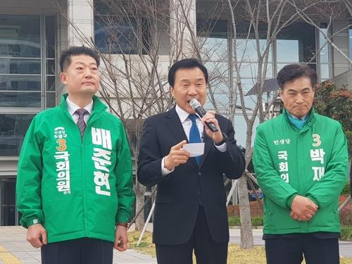 손학규 전 바른미래당(현 민생당) 대표가 지난 24일 박재홍 후보 출마 기자회견에서 인사말을 하고 있다. [연합]