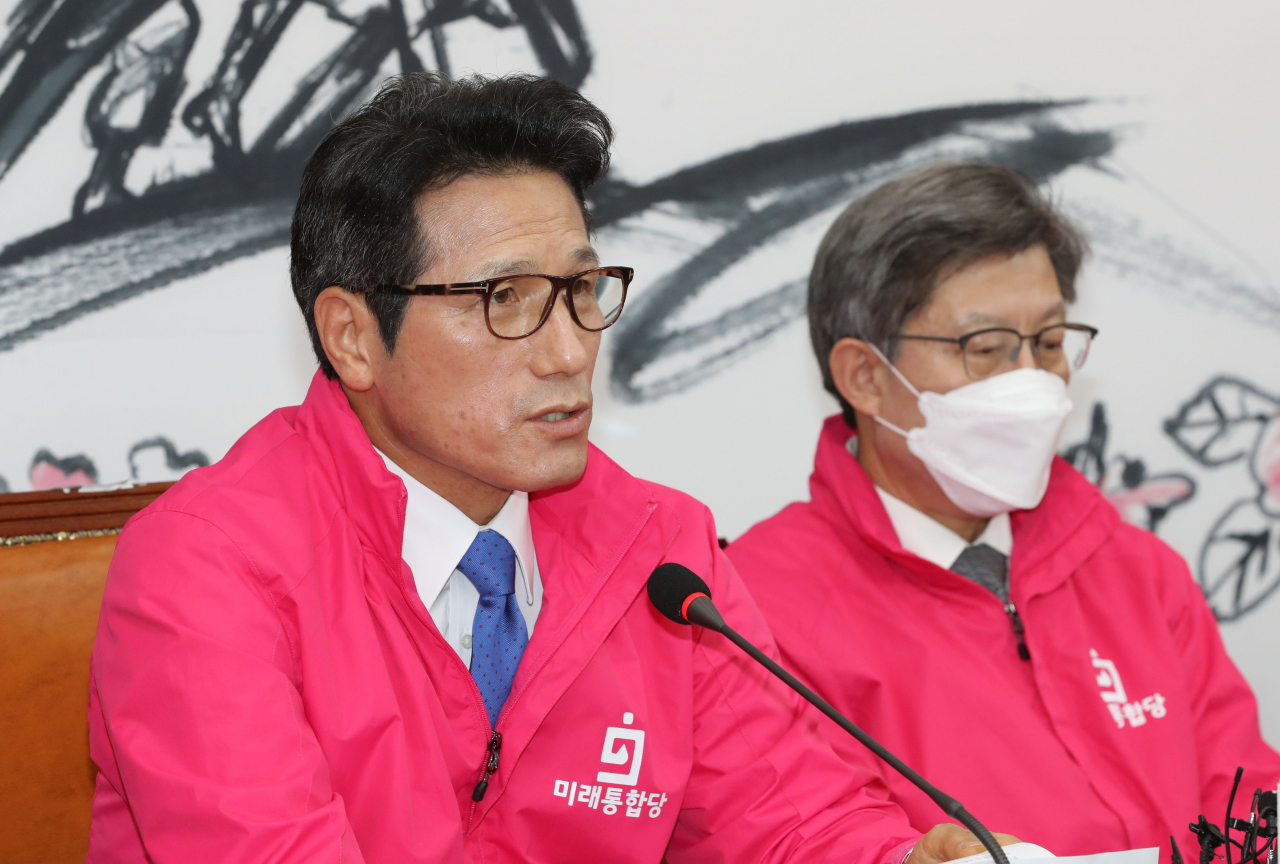 정병국 미래통합당 의원이 27일 오전 서울 여의도 국회에서 열린 선거대책위원회 전략회의에서 발언하고 있다. [연합]