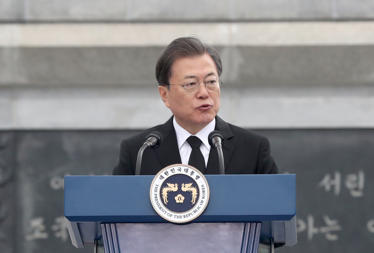 문재인 대통령이 27일 국립대전현충원에서 서해수호의 날 기념사를 하고 있다. [연합]