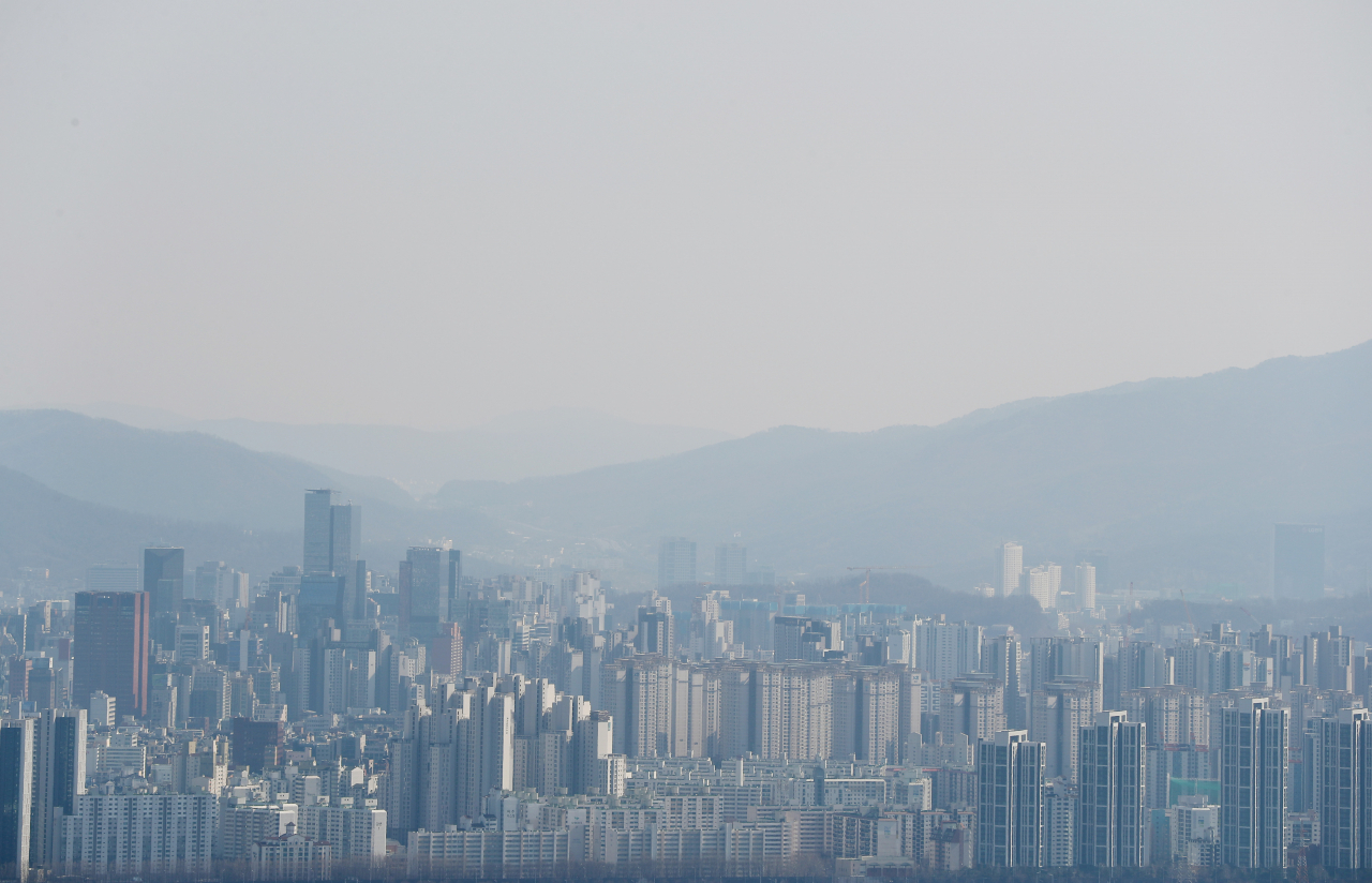 부동산 규제 정책과 보유세 부담, 신종 코로나바이러스 감염증(코로나19) 확산 등의 영향으로 서울 아파트 평균 전셋값이 8개월째 상승해 4억6000만원대에 진입했다. 사진은 남산에서 바라본 서울 강남 아파트 밀집지역 전경. [연합]