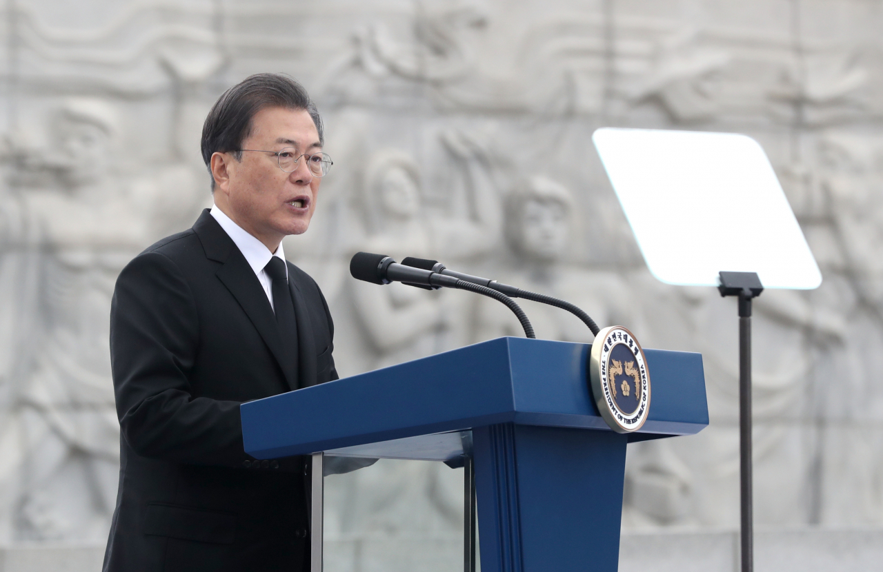 문재인 대통령이 27일 국립대전현충원에서 서해수호의 날 기념사를 하고 있다. [연합]