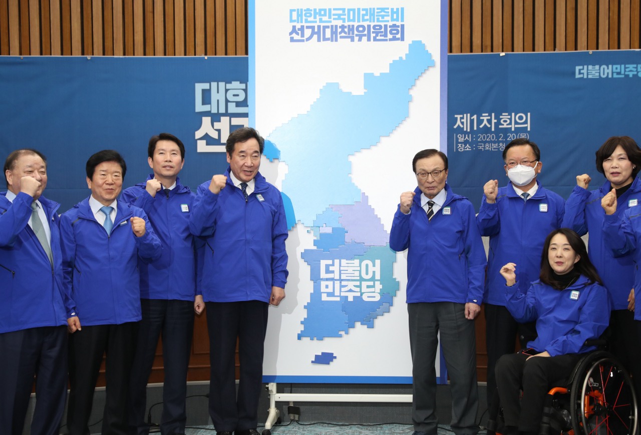 지난달 20일 오전 서울 여의도 국회에서 열린 더불어민주당 선거대책위원회(선대위) 출범식에서 이해찬-이낙연 상임선대위원장과 박병석 공동선대위원장 등이 21대 국회의원 지역별 승리를 다짐하는 구호를 외치고 있다. [연합]