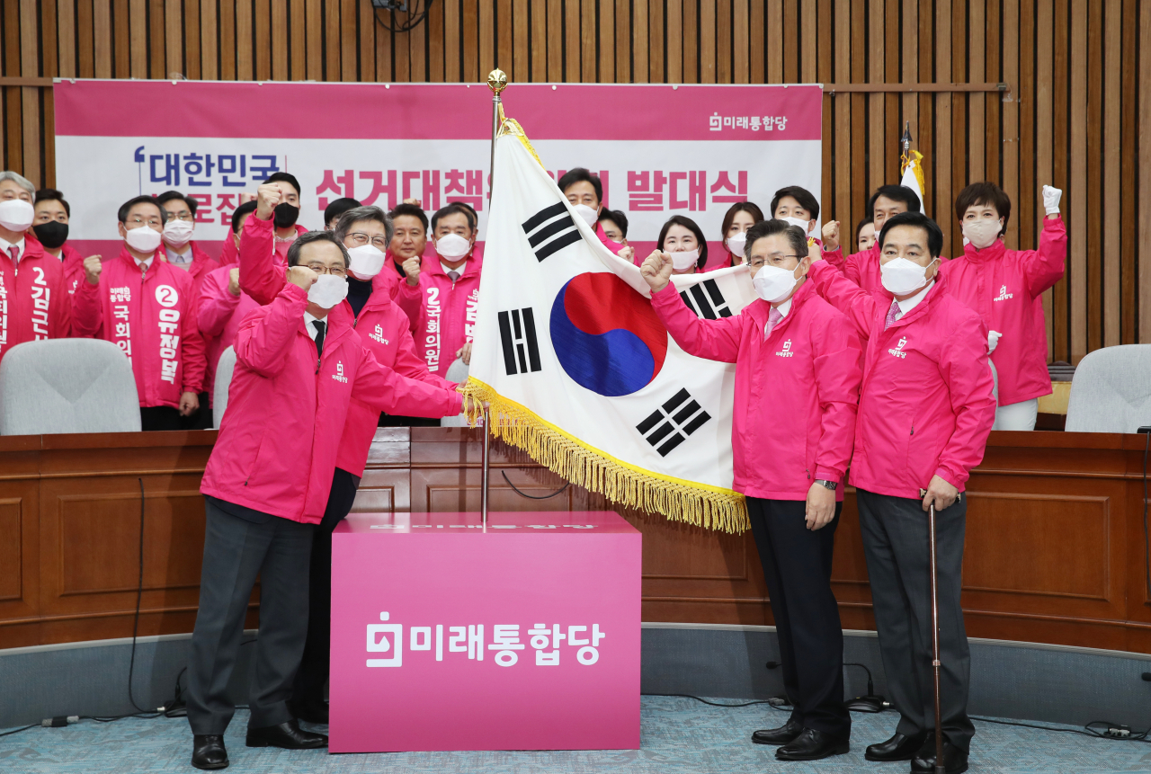 황교안 미래통합당 대표와 심재철 원내대표, 박형준 전 혁신통합추진위원장, 신세돈 숙명여대 경제학부 명예교수가 20일 오전 국회에서 열린 제21대 국회의원 선거 중앙선거대책위원회 발대식에서 태극기를 흔들고 있다. [연합]