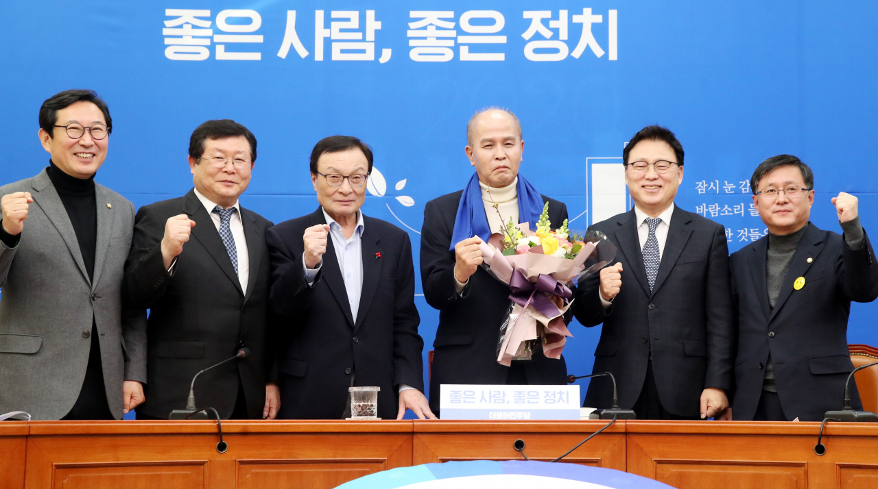 지난 1월 민주당 인재영입 7호로 영입된 이용우 카카오뱅크 공동대표(오른쪽 세번째)는 경기 고양정호로 영입된 이용우 카카오뱅크 공동대표는 경기 고양정에서 후보로 나선다. [연합]