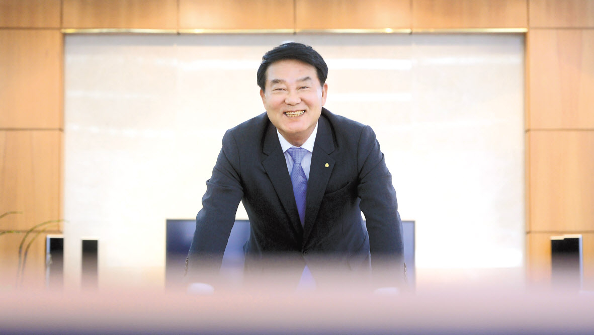 전국 7700여개 중견 주택업체가 회원사인 대한주택건설협회의 박재홍 회장은 “코로나19 사태로 촉발된 경제 위기 극복을 위해서라도 바닥경제의 버팀목 역할을 하는 주택산업을 다시 뛰게 하는 정책 전환이 시급하다”고 강조했다. 이상섭 기자