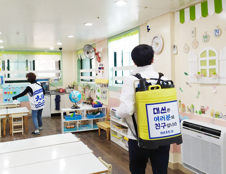 대선주조 임직원들이 유치원을 방문해 방역소독 활동을 실시하고 있다.