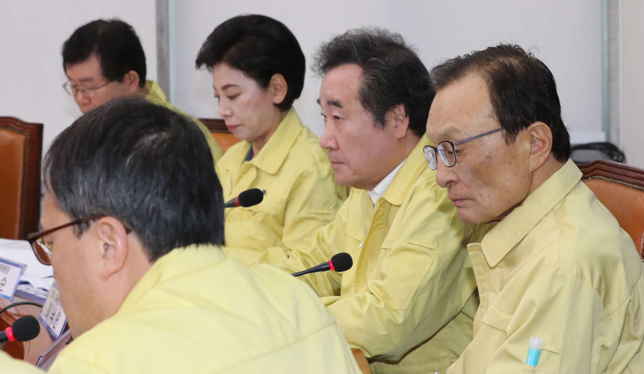 이해찬 더불어민주당 대표와 이낙연 코로나19국난극복위원장이 27일 오전 서울 여의도 국회에서 열린 코로나19국난극복위원회-선거대책위원회 연석회의에서 참석자 발언을 듣고 있다. [연합]
