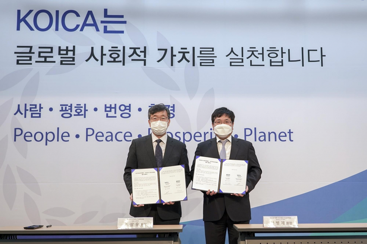 조상우 코이카 ODA교육원 원장과 전병제 KOTRA아카데미 원장이 업무협약 체결 후 기념촬영 하고 있다. [코이카 제공]