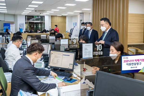 광주은행 송종욱 행장이 코로나19 피해지원 전담창구를 방문해 직원들을 격려하고 있다.