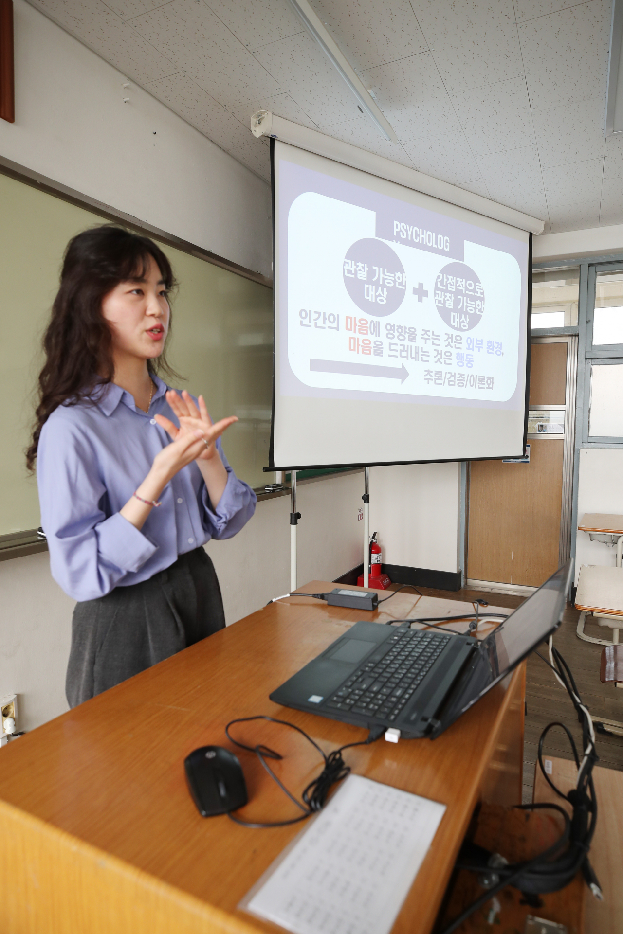 지난 26일 오후 원격교육 시범학교로 지정된 서울 마포구 서울여자고등학교에서 교사가 온라인 수업 예행연습을 하고 있는 모습. [연합]