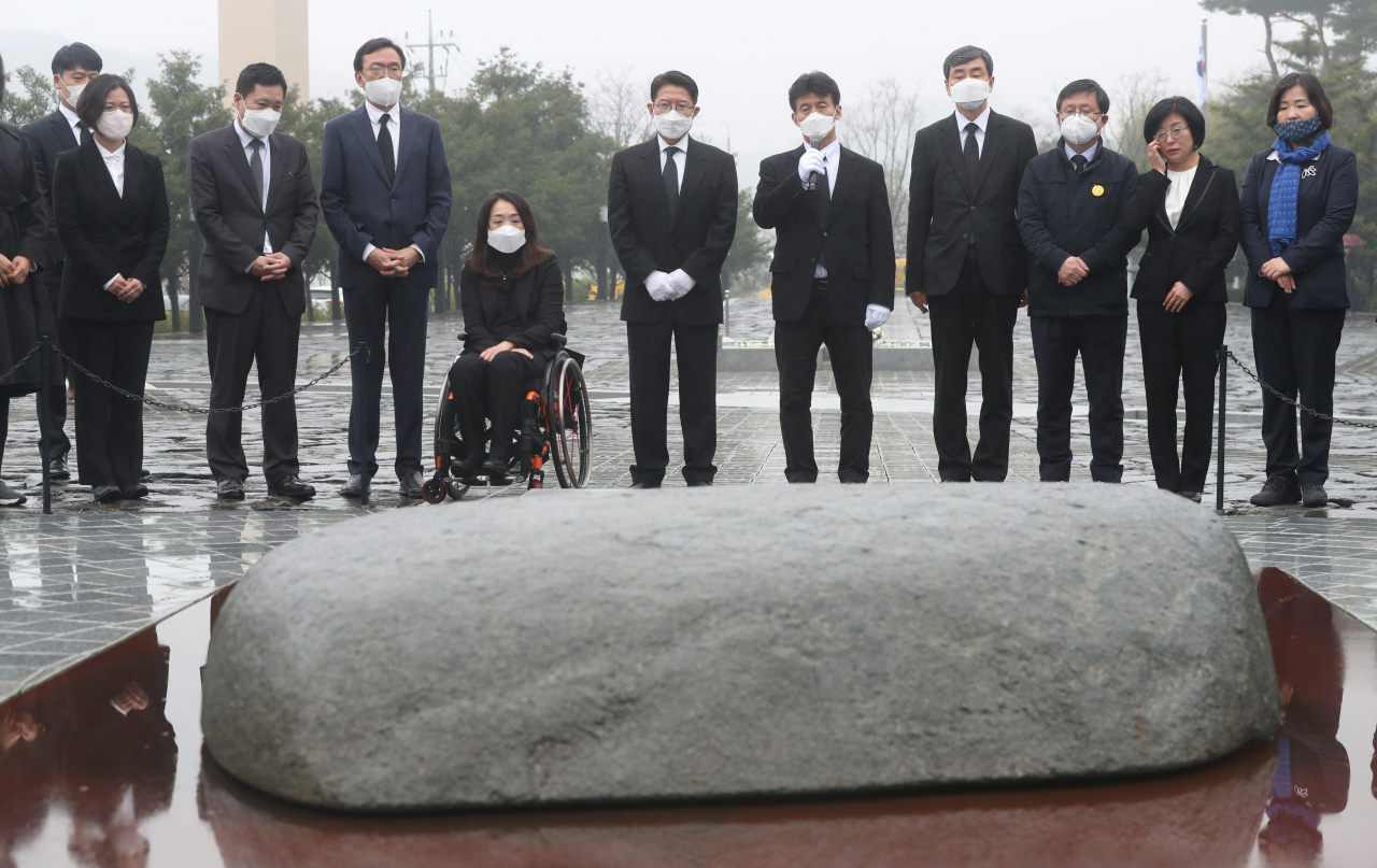 최배근 더불어시민당 공동대표(오른쪽 다섯 번째)가 27일 오전 경남 김해시 봉하마을 노무현 전 대통령 묘역을 참배해 인사말하고 있다. [연합]