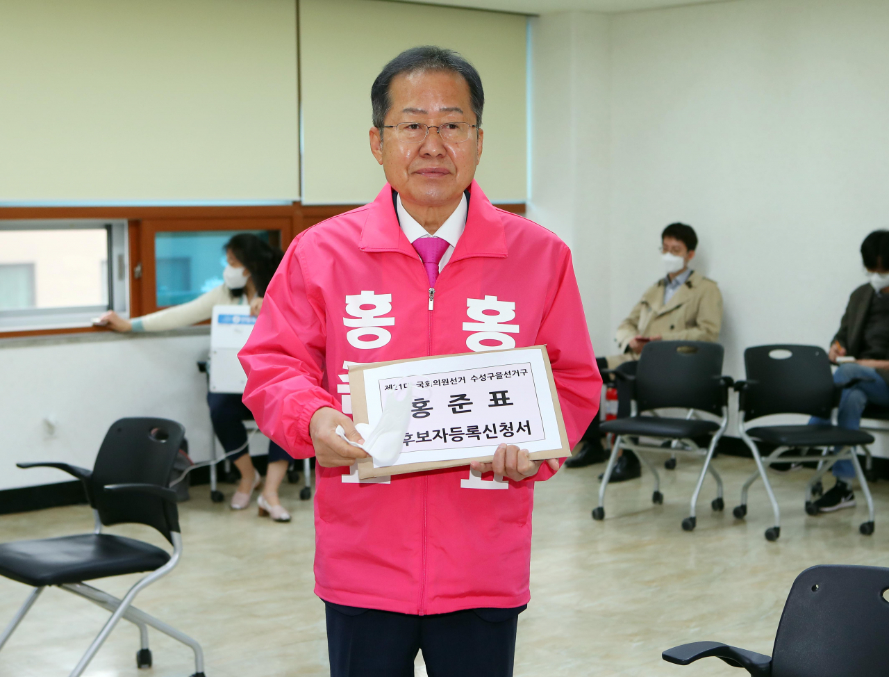 제21대 총선에서 대구 수성을에 출마하는 무소속 홍준표 후보가 26일 오전 대구 수성구선거관리위원회에서 후보 등록을 하고 있다. [연합]