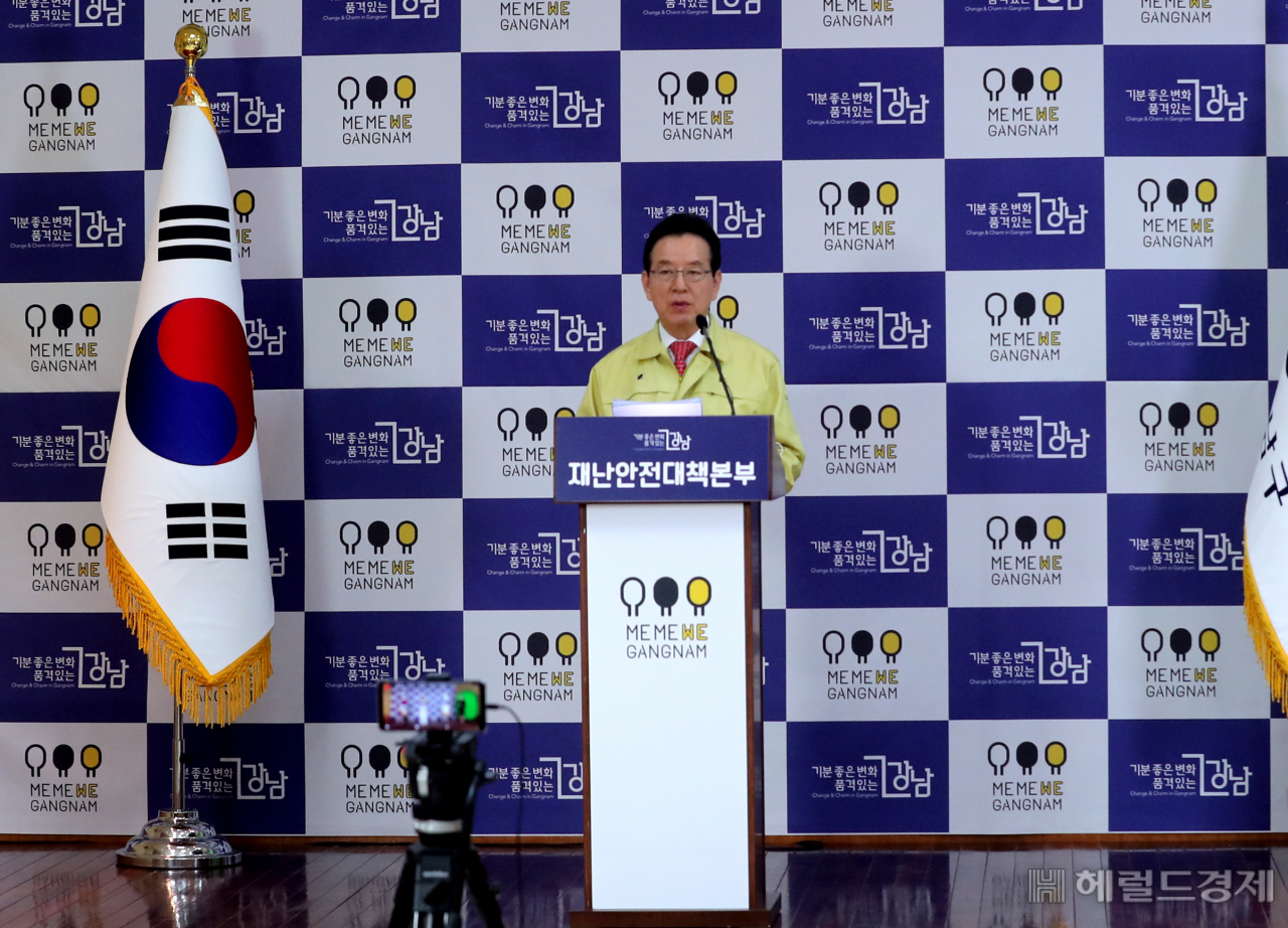 정순균 강남구청장이 27일 오후 긴급브리핑을 열어 제주도를 여행한 직후 확진 판정을 받은 미국 유학생 모녀에 대한 입장을 전하고 있다. [강남구 제공]
