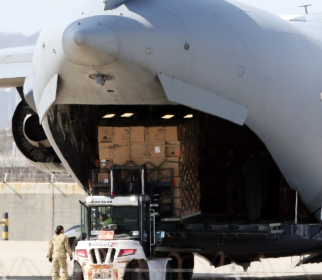 27일 오후 인천공항에 북대서양조약기구 나토(NATO)의 C-17 글로브마스터 수송기가 루마니아로 출발하기 위해 대기하고 있다. 나토 수송기는 지난 25일 1차로 방호복을 싣고 루마니아로 떠났으며, 이날 2차로 방호복과 진단키트를 수송하기 위해 인천공항을 방문했다. [연합]