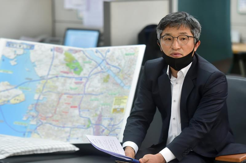 최태안 인천시 도시재생건설국장이 27일 경인고속도로 지하화 및 제3연륙교 사업 진행상황에 대해 설명하고 있다.