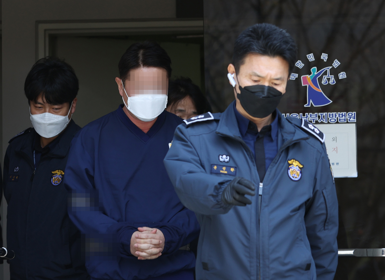 '라임자산운용 사태'와 관련해 펀드의 부실을 알리지 않고 판매를 계속한 혐의를 받는 신한금융투자의 전 임원이 27일 오후 서울 양천구 남부지방법원에서 열린 영장실질심사를 마친 뒤 법원을 나서고 있다. [연합]