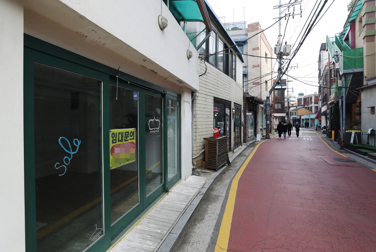 코로나19 여파로 경기 침체가 이어지는 가운데 서울 서촌 골목이 한산한 모습을 보이고 있다. [사진=연합뉴스]