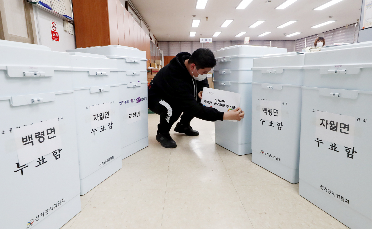 지난 26일 인천시 중구 옹진군선거관리위원회에서 한 관계자가 제21대 총선에 사용할 투표함을 섬 지역을 보낼 준비를 하고 있다. [연합]